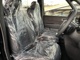 運転席と助手席には、身体を受け止める形状のシートが並び、落ち着いて過ごせる空間です。窓からの視界も広く、前席に乗る方がゆったりと過ごせる室内になっています。