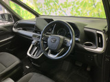 運転席から前方を見渡しやすい配置で、計器類や画面も視線を移しやすい位置にまとまっています。シートは身体を預けやすく、落ち着いた色合いの室内で過ごせます。