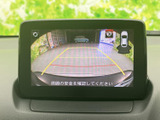車両後方の映像とガイド表示で、駐車時に周囲との距離を確認する目安になります。画面を見ながら慎重に後退でき、駐車が苦手な方の日常の車庫入れをサポートする装備です。
