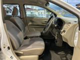 明るい色合いのシートと大きな窓から、運転席まわりに開放感が感じられます。前席はゆったりと腰掛けられる形状で、乗り降りのしやすさにも配慮された落ち着いた空間です。