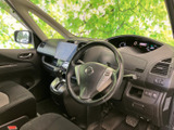 前席まわりは運転席からの視界が広く、メーターや画面も目に入りやすい配置です。シートは落ち着いた色合いで、運転する方にも助手席の方にもなじみやすい室内です。
