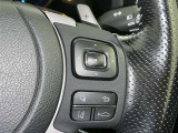 ステアリングスイッチ付き。前方から目を離すことなく操作することが可能です。