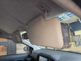 運転席のサンバイザーです。日差しがまぶしいときに下ろして使えます。