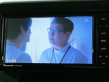 テレビ番組を画面で視聴できる装備です。停車中の待ち時間などに映像を楽しめるため、車内で過ごす時間を有効に使えます。画面表示も見やすく、気分転換にもお役立ていただけます。