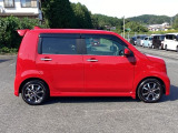 【電動格納ミラー】運転席にあるボタン一つで左右のミラーを畳めます。