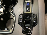 停車時のブレーキホールド機能に対応した電動パーキングブレーキ。渋滞や信号待ちで便利なブレーキホールド機能も装備されています