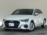 Audiデザインの特徴であるシングルフレームグリルが存在感を主張します。