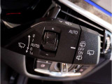 運転中にもオーディオの音量やFMの切り替えなどステアリングでの操作で切り替え可能なため、ステアリングから手を放す必要がない為、運転中でも操作が簡単でございます。