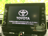 画面を通じてナビやオーディオなどの機能を利用でき、日々の移動をサポートします。周辺に操作ボタンとダイヤルが配置され、目的の機能を選びやすいレイアウトです。