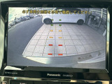 後方の映像に加えてガイド線も表示され、駐車時に車両後方の位置関係を確認しやすいバックモニターです。周囲を目視で確認しながら活用でき、車庫入れや後退時の心強いサポートになります。