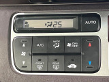 【オートエアコン】一度お好みの温度に設定すれば、車内の温度を検知し風量や温度を自動で調整。暑い&hellip;寒い&hellip;と何度もスイッチ操作をする必要はありません。快適な車内空間には必須の機能ですね♪