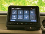 画面にはナビや電話、ラジオなどのメニューが並び、目的の項目を見つけやすい表示です。タッチ操作と下部のボタンを使い分けられ、日常の操作もスムーズです。