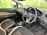 運転席と助手席のシートは身体を預けやすい形状で、前方の視界も確保されています。落ち着いた色調の室内は足元までまとまりがあり、乗り降りの際にもゆったり過ごせる雰囲気です。