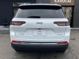 後方から見ると特徴のあるテールランプシンプルにjeepエンブレムが付いてきます。