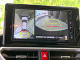 後方の映像に加えて車両周辺を上から見た表示も確認でき、駐車時の安全確認をサポートします。ガイド線も表示されるため、駐車スペースとの距離感をつかみやすく、切り返しにも役立ちます。