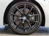 【BMWアロイホイル】軽量かつ強度に拘ったアロイホイル。走行性能ポテンシャルを引き出す設計。車の足元を引き締めてくれる大きなポイントはアロイホイルです。