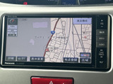 地図上に道路や周辺施設が表示され、現在地を確認しながら目的地までの移動をサポートします。表示切替や地点登録などの項目も画面から選べ、使い方が分かりやすいです。
