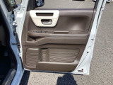 開口部が広いため、荷物を抱えた状態での乗り入れも楽に行えます。ドアポケット収納も充実しております。