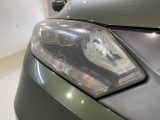 LEDヘッドライトは、点灯の瞬間から最大光量を発揮し、突然暗くなるトンネルなどでの安定感を高めます。