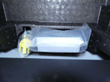 パンク修理剤とエアーポンプのセットです。スペアタイヤは装備していませんが空いたスペースを小物入れとして使用できます