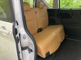 後席は大人が並んで座れるベンチタイプで、ヘッドレストも備わっています。明るいシートカラーが車内を親しみやすく見せ、乗り降りしやすい開口部も魅力です。