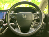 手元に複数のスイッチがまとまり、運転姿勢を保ちながら各種機能を操作しやすい配置です。メーターや前方から視線を大きく外さず扱いやすく、日常の運転をサポートします。