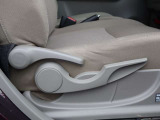 運転席側面のシート調整レバーです。
