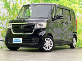 端正なフロントマスクと丸みのあるヘッドライトが印象的で、スクエアな車体との組み合わせが親しみやすい雰囲気を演出します。黒のボディが光を受けて艶やかに映え、前方からの存在感も魅力です。