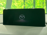 【10.25インチマツダコネクト】車内の雰囲気にマッチした大型ディスプレイ。スマホ接続でのナビ使用やBluetooth再生等、様々な機能が楽しめます。直感的なダイヤル操作が可能で、使い勝手も良好です。
