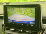 画面には車両後方の映像とガイド線が表示され、駐車時の後方確認をサポートします。画面下のボタンから音量やメニューも操作でき、駐車や日常の移動を便利に支える装備です。