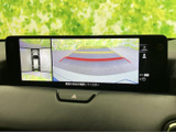 後方映像に加えて車両周囲の様子も画面で確認でき、駐車時の安全確認をサポートします。ガイド表示を参考にしながら周囲を目視で確かめられ、狭い場所での車庫入れにも便利です。