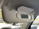 バニティミラー付きサンバイザーを運転席/助手席に装備。