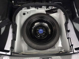 トランクフロアに応急用タイヤを備えており万が一のパンクの際にも大丈夫です!