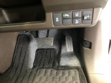 【運転席】アクセル、ブレーキはこのようになっております。