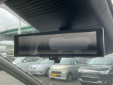 【インテリジェントスマートルームミラー】です。車両後方のカメラ映像がミラー(液晶画面)に写るので、後席の人や荷物が写りこみません。夜間や悪天候でも視界が良好です♪