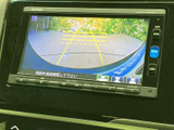 後方の映像とガイドラインが画面に表示され、駐車時に周囲との距離を確認する目安になります。目視での安全確認とあわせて活用でき、車庫入れや切り返しをサポートします。