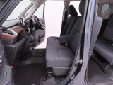 厚みがあって、座り心地のいいソファのようなシート。運転席も助手席もリラックスしてゆったりと座れます。