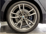 BMWの純正アロイホイールは軽量かつ強度にも優れているホイールで走行性能を引き上げる設計になっております。足元にもBMWは妥協がなくこだわっている個所になります。