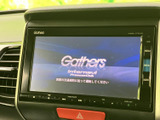 ナビゲーションとオーディオを一体で使えるセンターディスプレイ。画面周辺に操作ボタンがまとまり、目的地設定や音楽選びなど、日々の移動に合わせて活用できます。