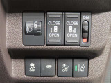 運転席からも操作できる両側パワースライドドア付きです。