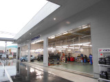 サービス工場も併設しており、日ごろのメンテナンスはもちろん、車検、板金修理も行っています☆