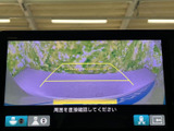 後方の様子を画面で確認でき、ガイド線も表示されるため、駐車位置を把握する際に役立ちます。周囲への注意を促す表示もあり、後退時の確認をサポートします。