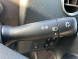 速度計と各種表示が運転席正面にまとまり、走行中も必要な情報を確認しやすいレイアウトです。表示部が分かれており、状況を把握する際にも便利です。