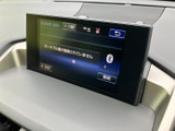 オーディオのソース選択や接続に関する項目が画面に表示され、必要な設定を見つけやすい構成です。画面上の表示を確認しながら選べるため、日常の音楽再生にも便利です。