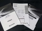 メンテナンスノート、取扱説明書ですね。 車の情報が凝縮されています。 車の整備記録が記載されている大事な物ですよ。