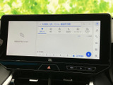 大きな画面に検索項目やメニューが並び、目的の機能を確認しやすい構成です。地図や音楽などの操作を画面上で選べるため、日々のお出かけでも扱いやすく便利です。