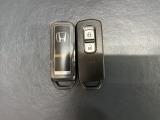 スマートキーは鍵をバッグに入れたままでもドアロックの開閉やエンジンのON・OFFができます。夜間や雨の日も鍵を探さなくて良いので便利です。