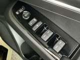 運転席のスイッチで全てのウィンドウの開閉操作を行うことができます。ロックボタンをONにしておくと、運転席以外のウィンドウは作動しないのでお子様を乗せているときなども安心ですね♪