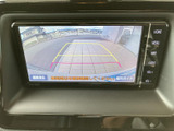 後方の映像に加えて目安となるガイド線が表示され、駐車時に周囲や車両との距離を確認する助けになります。目視も併用しながら、車庫入れをサポートします。
