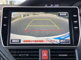 後方の映像とガイド線を画面で確認でき、駐車時に車両周辺の状況を把握する際に役立ちます。画面上で進路を確認しながら操作できるため、バック駐車をサポートする便利な装備です。